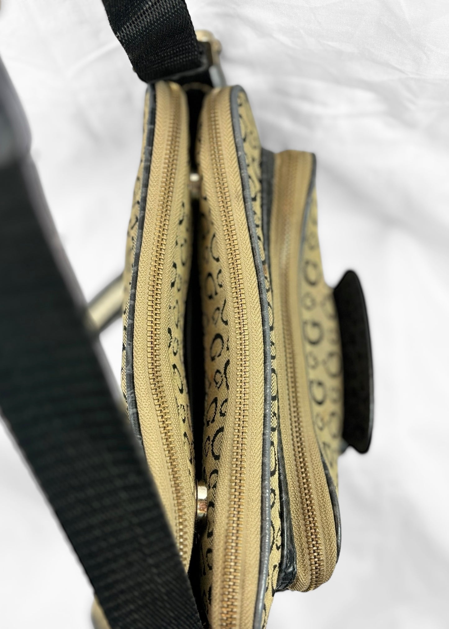 Vintage Guess Crossbody/Shoulder Bag