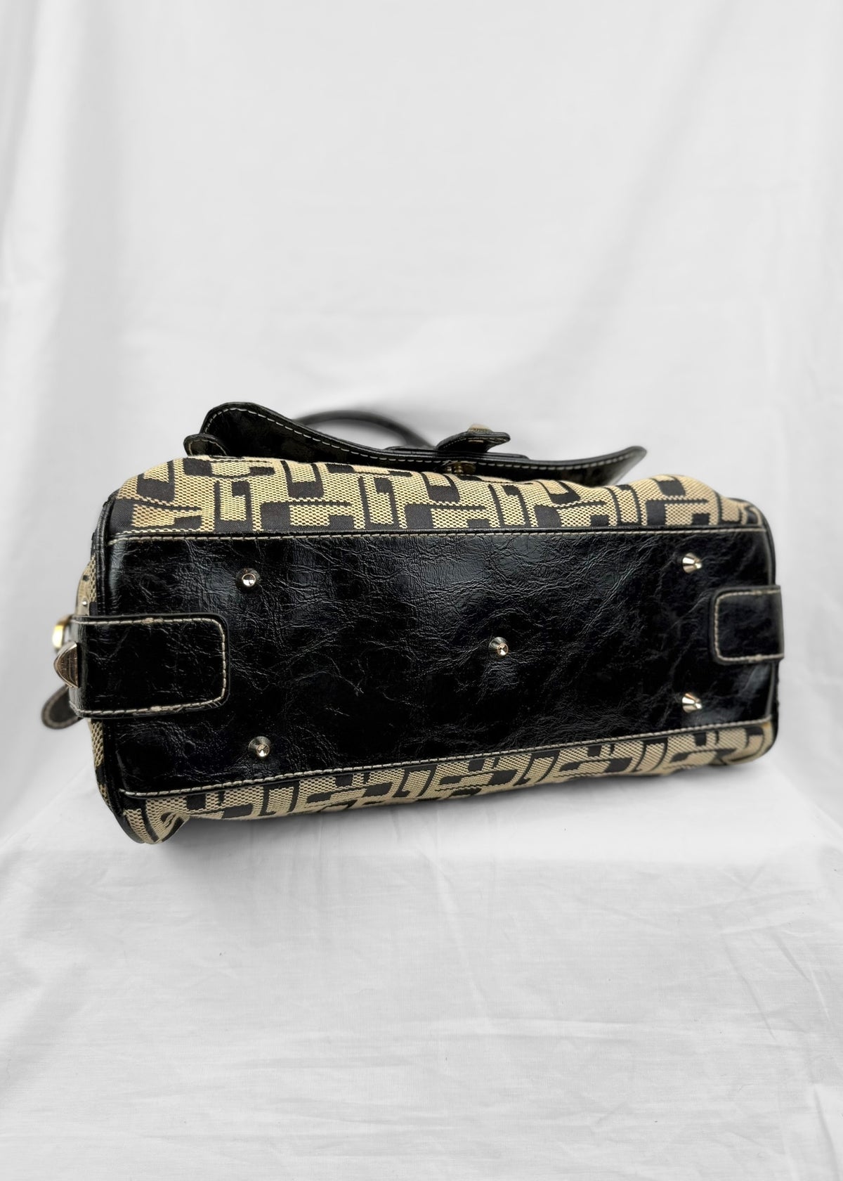 Vintage Guess 00´s Bag Studded in Black Cream Silver Monogram