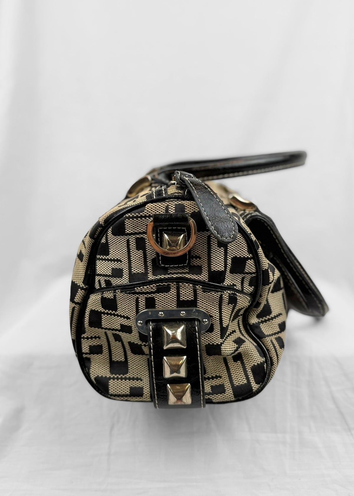 Vintage Guess 00´s Bag Studded in Black Cream Silver Monogram
