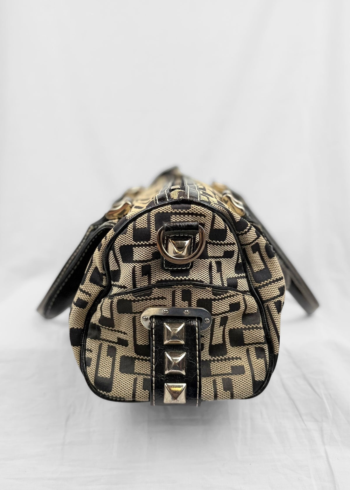 Vintage Guess 00´s Bag Studded in Black Cream Silver Monogram