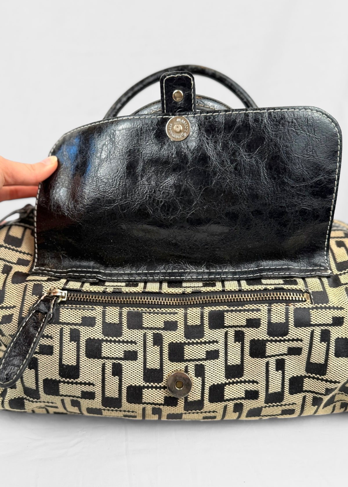 Vintage Guess 00´s Bag Studded in Black Cream Silver Monogram