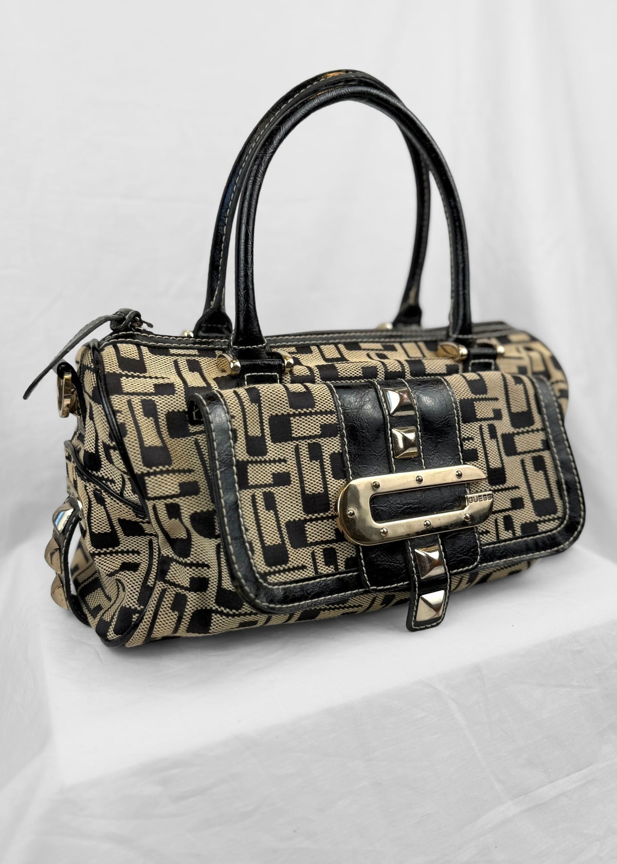 Vintage Guess 00´s Bag Studded in Black Cream Silver Monogram
