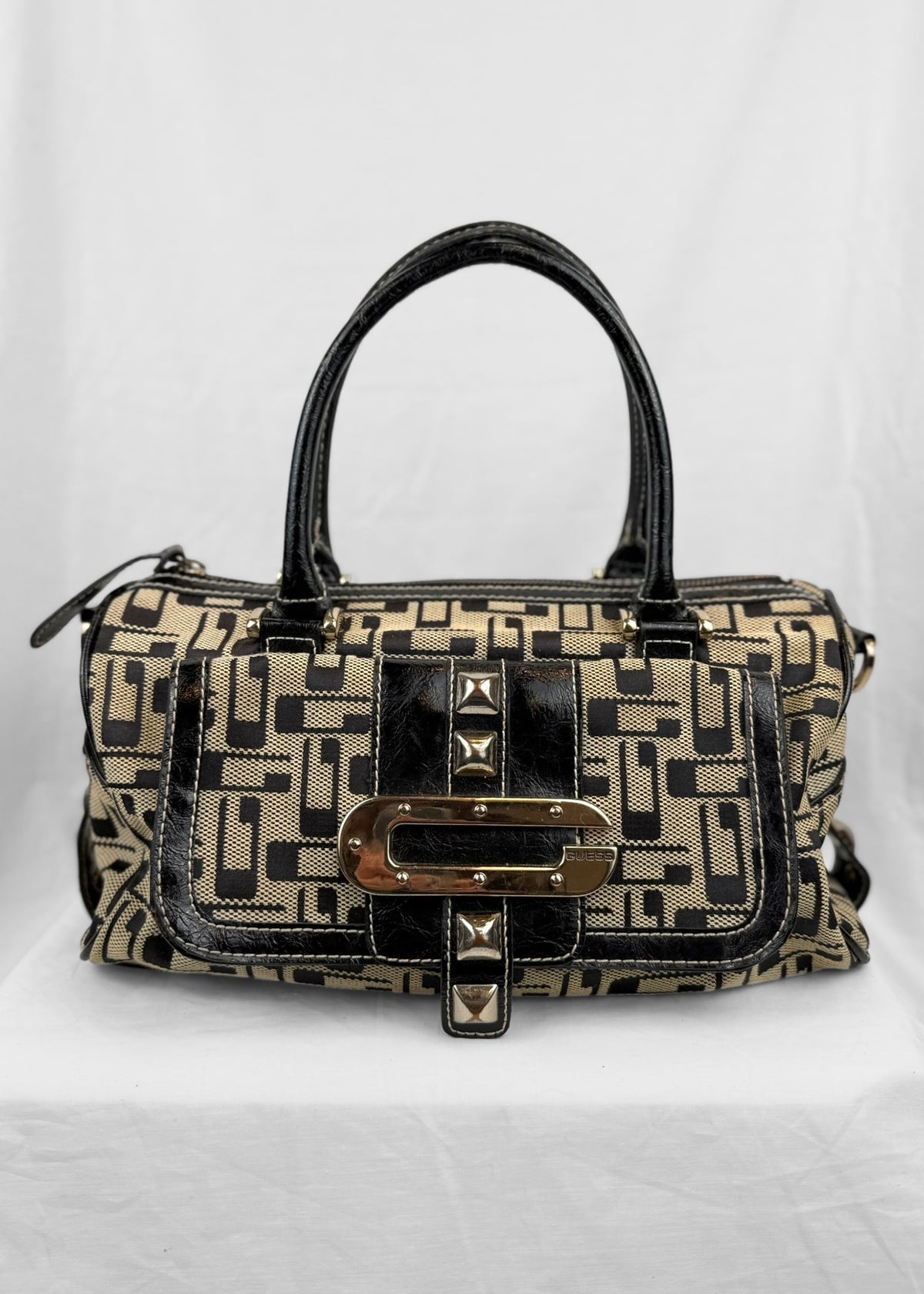 Vintage Guess 00´s Bag Studded in Black Cream Silver Monogram