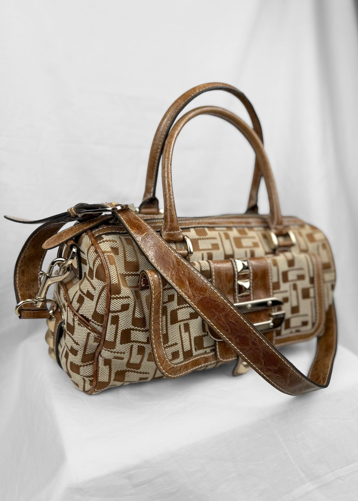 Vintage Guess 00´s Bag Studded in Brown Silver Monogram