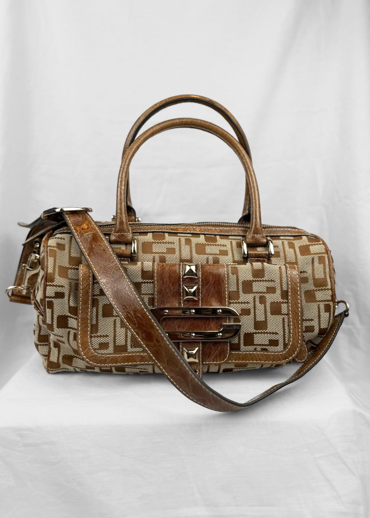 Vintage Guess 00´s Bag Studded in Brown Silver Monogram